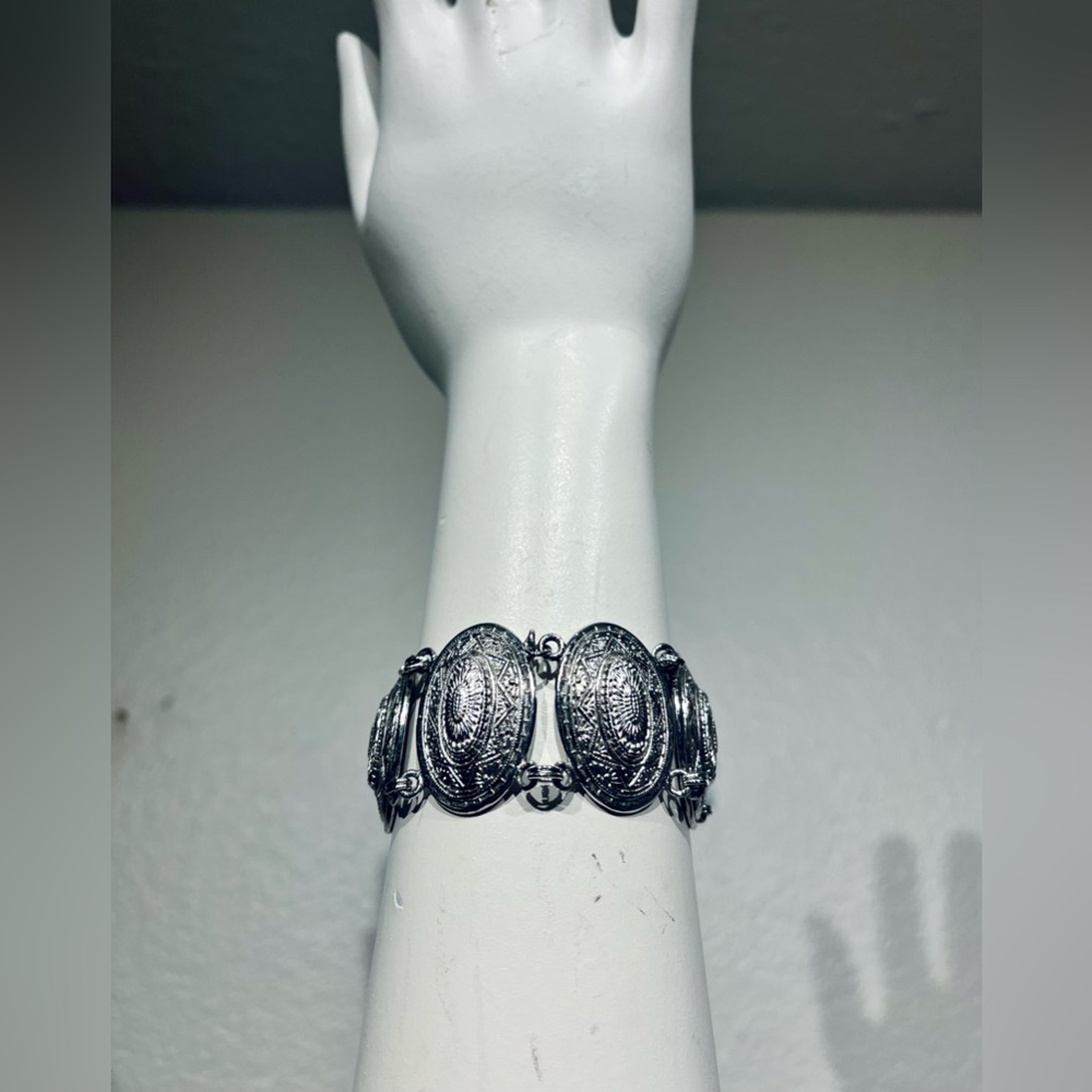 Vintage-Style Silver Oval Link Bracelet - Women